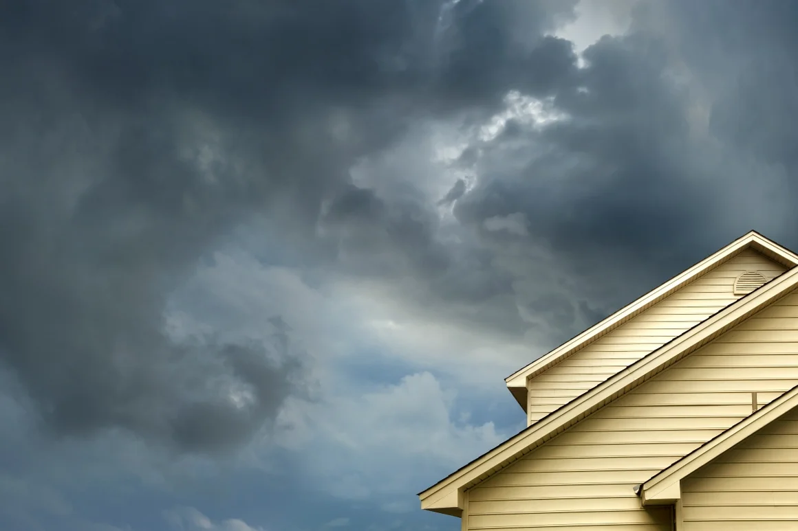 Hausgiebel unter stürmischem Himmel